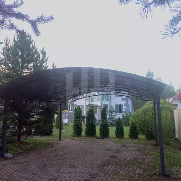 Навес для дачи с арочной крышей из поликарбоната