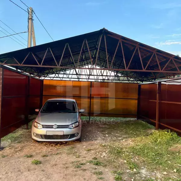 навес с двускатной крышей и боковыми стенами из поликарбоната
