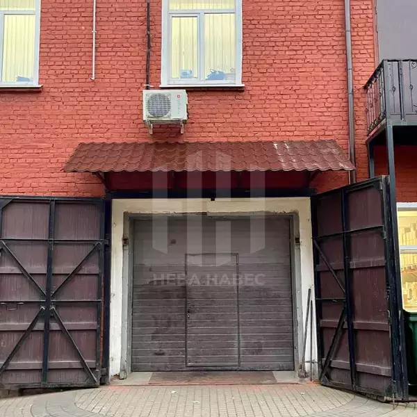прямой козырек с металлочерепицей коричневого оттенка