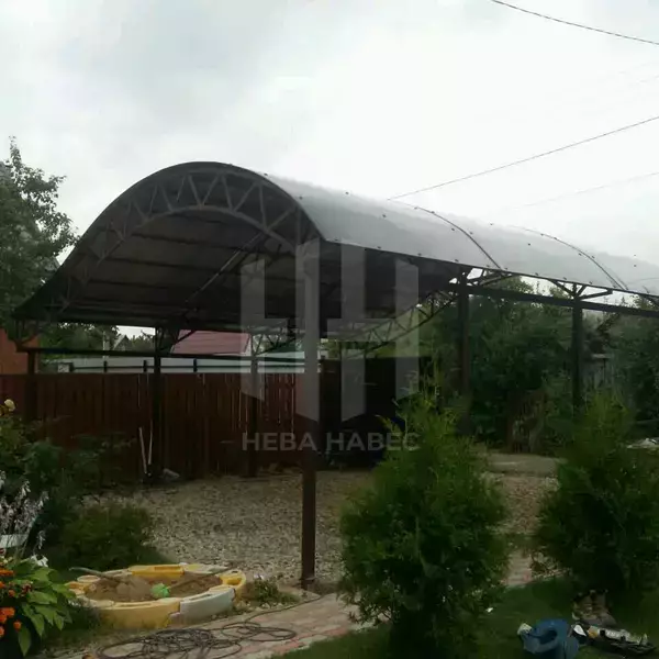 Навес для автомобиля с арочным крышей