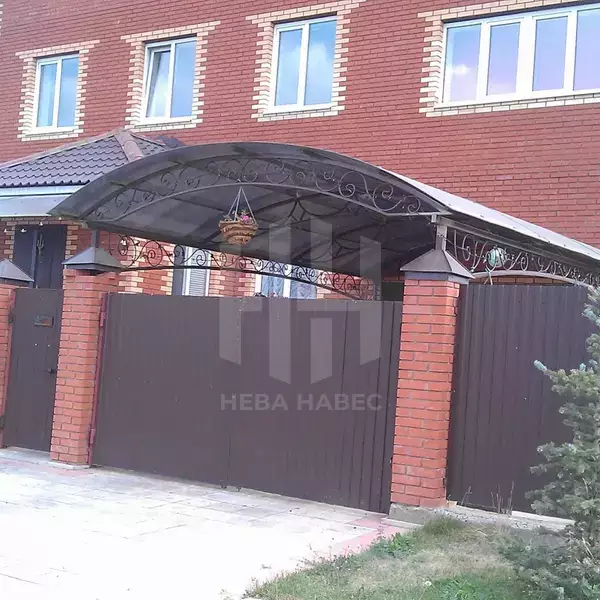 Навес арочный для дома с декоративной ковкой