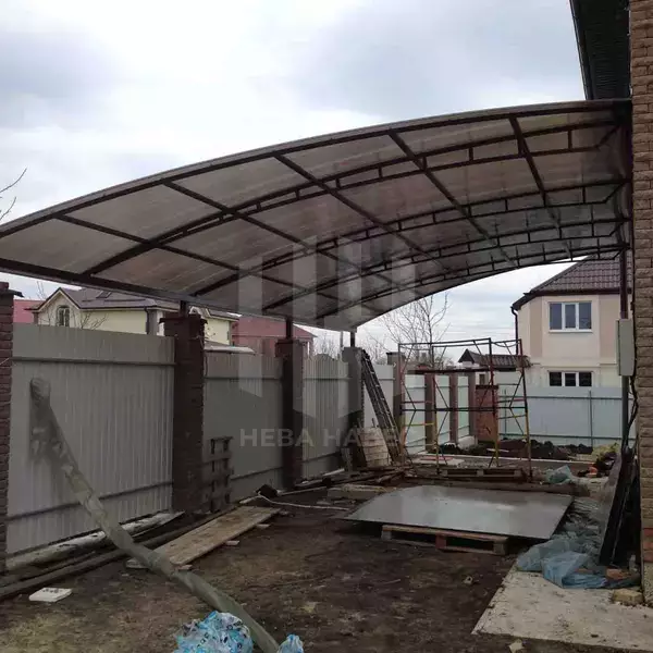 Полуарочной формы навес для дома