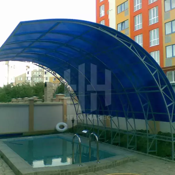 Навес полуарочный для бассейна с синим поликарбонатом