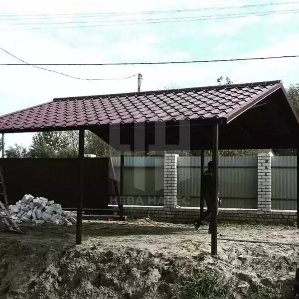 Двускатный навес из красной металлочерепицы