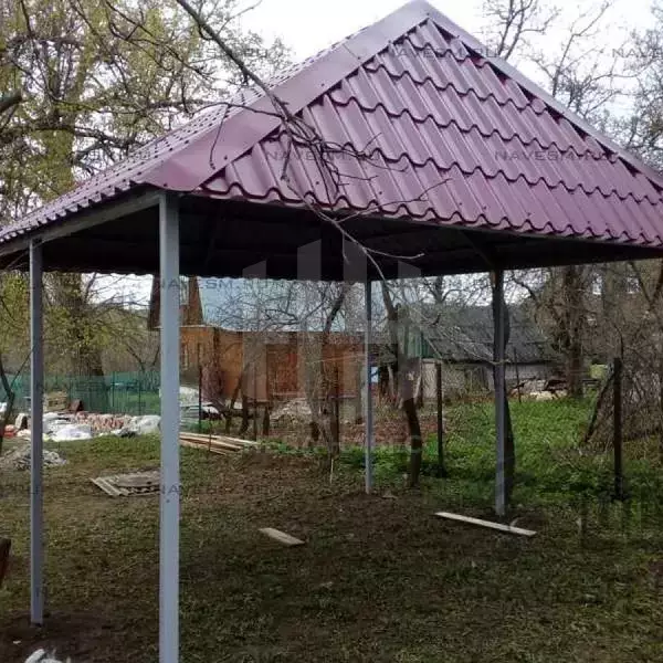Небольшой навес из металлочерепицы с крышей вальмовой формы
