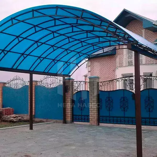 Навес из поликарбоната, кровля арочная синего цвета