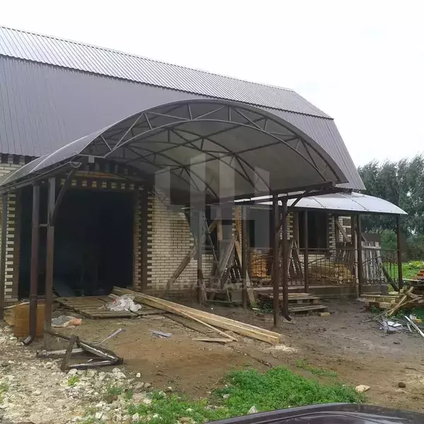 Примыкающий арочный навес для дачного дома (водосток)