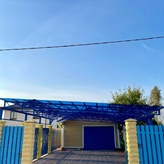 прямой навес с поликарбонатом для загородного дома