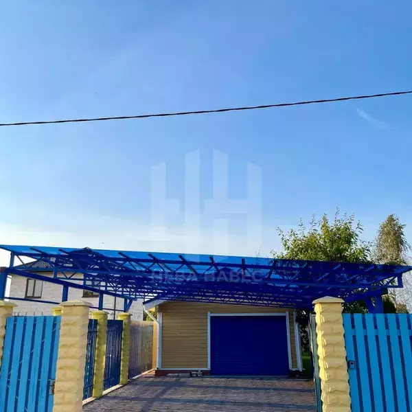 прямой навес с поликарбонатом для загородного дома