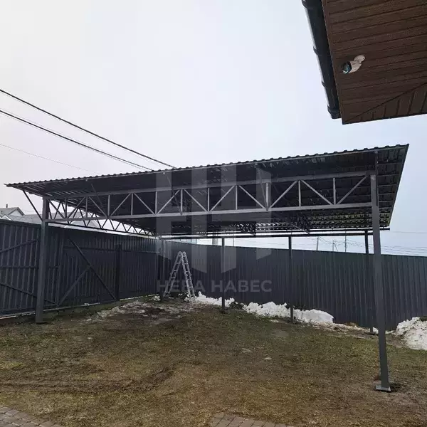 навес односкатный для дома с профнастилом серого цвета