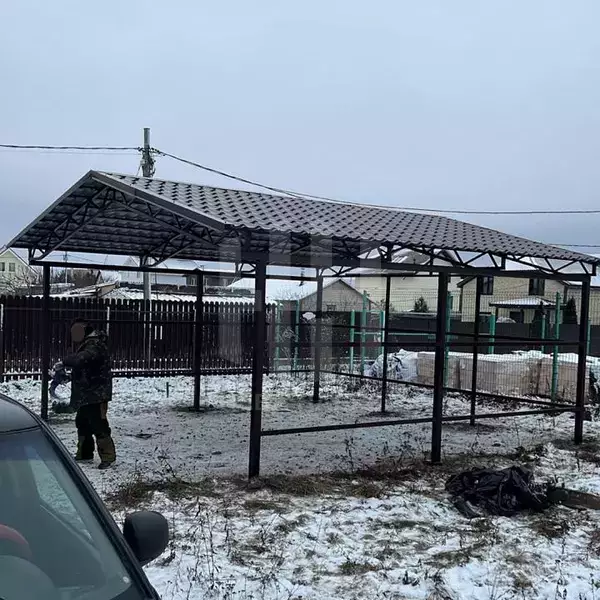 Навес для автомобиля с кровлей из металлочерепицы