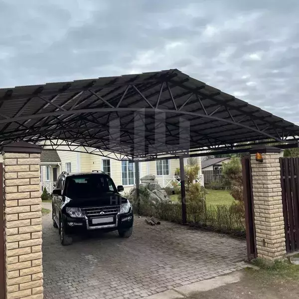 автонавес с двускатной крышей из металлочерепицы с арочным основанием