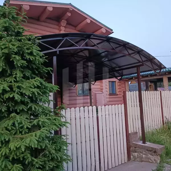 арочный навес с примыканием к дачному дому