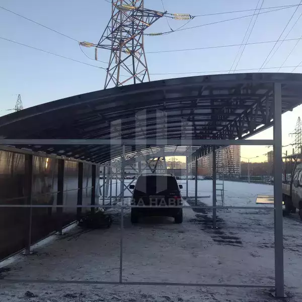 полуарочный навес со стенкой из поликарбоната
