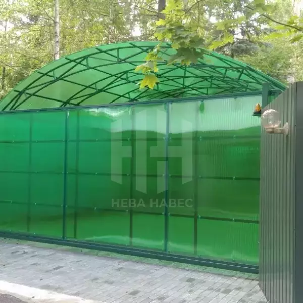 Навес автомобильный с боковой стенкой из поликарбоната