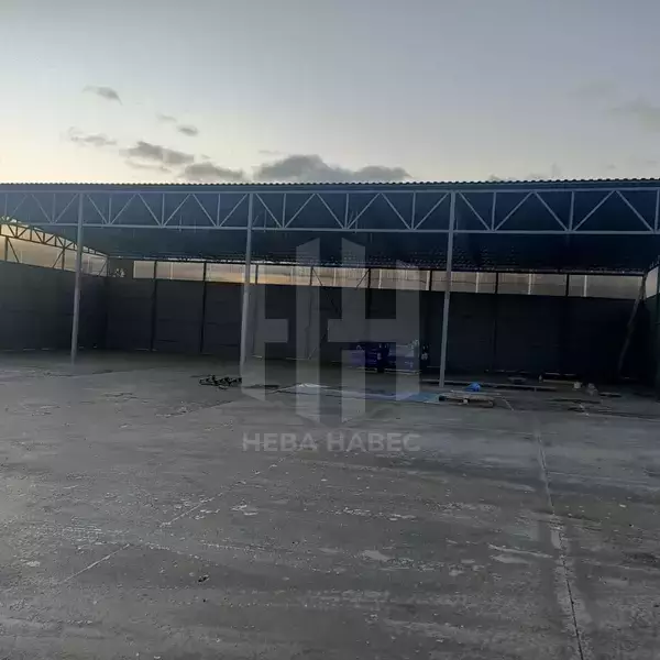 односкатный большой навес со стенками из профилированного листа