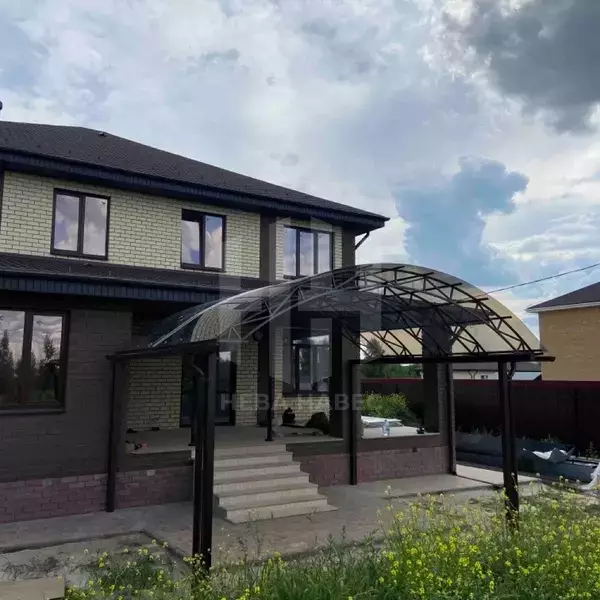 навес с арочной крышей из тонированного монолитного поликарбоната