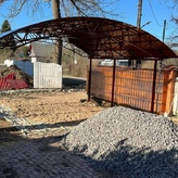 арочный навес с кровлей из коричневого поликарбоната толщиной 8 миллиметра
