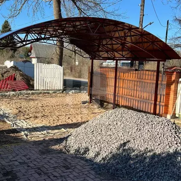 арочный навес с кровлей из коричневого поликарбоната толщиной 8 миллиметра