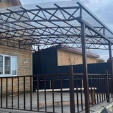 примыкающий полуарочный навес для загородного дома, покрытие монолитный поликарбонат