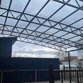 навес примыкающий полуарочный для загородного дома