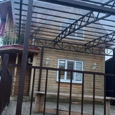 навес из прозрачного монолитного поликарбоната, для террасы с металлическими перилами