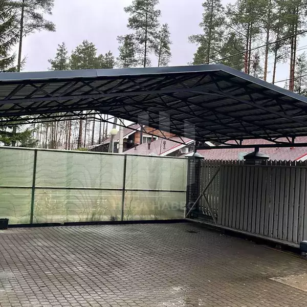навес для автомобилей с двускатной крышей