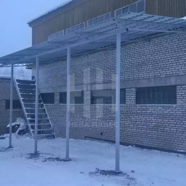 Односкатный навес из профлиста для кирпичного ангара