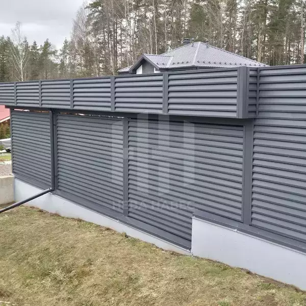 навес с хозблоком и скрытой водосточкой, фриз с ламелями